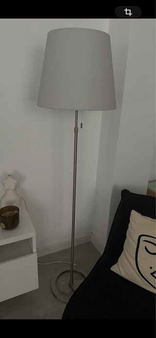 Lámpara de pie gris y plateada Ikea