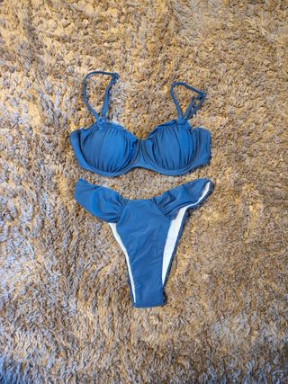 Bikini azul con volantes