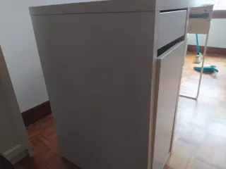 Mesa de escritorio con tablero roto