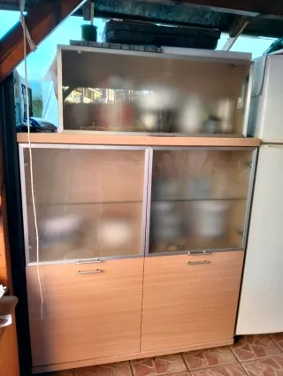 Mueble de madera y cristal