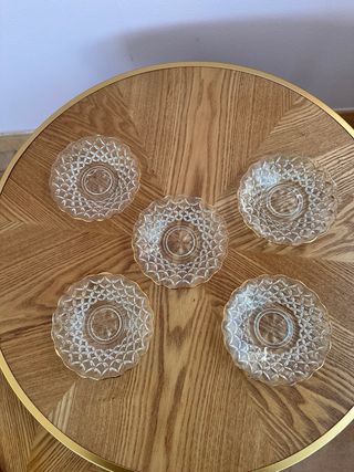 5 piccoli piatti di vetro con bordo dorato