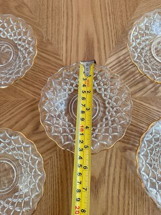 5 piccoli piatti di vetro con bordo dorato