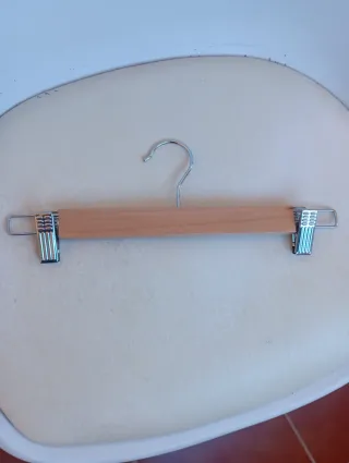 Lote de 180 perchas de madera