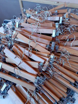 Lote de 180 perchas de madera