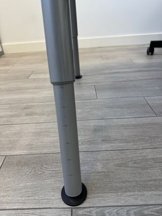 Mesa Ikea Tablero Blanco y Patas Regulables