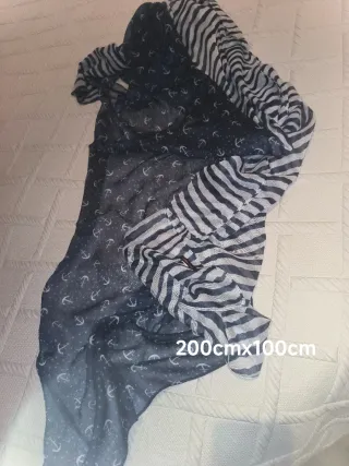 Chal de verano azul y blanco con anclas