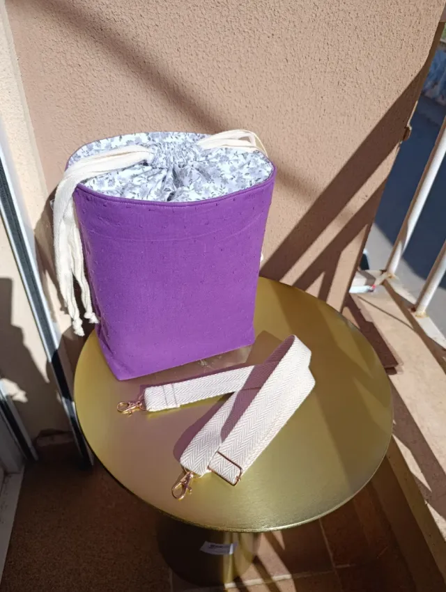 Bolso bombonera morado con forro floral
