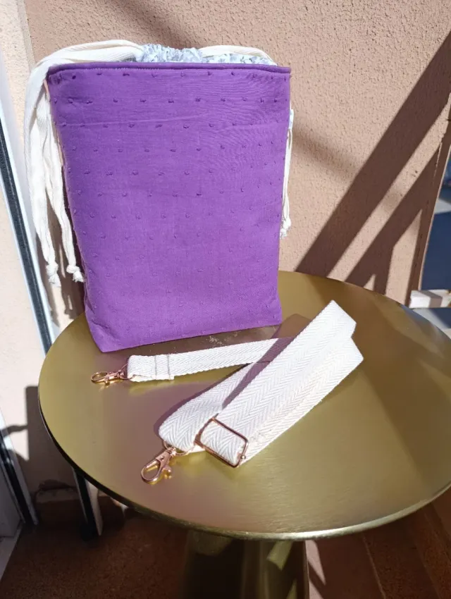 Bolso bombonera morado con forro floral