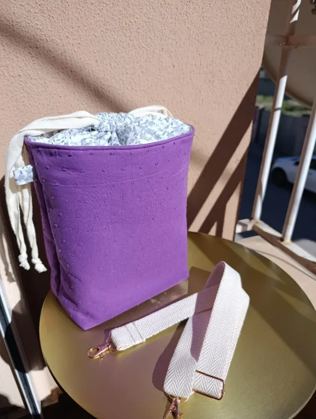Bolso bombonera morado con forro floral