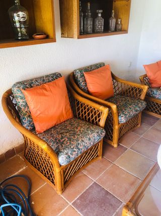 Conjunto Muebles Mimbre Vintage con cojines.