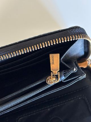 Monedero Guess Negro y Dorado