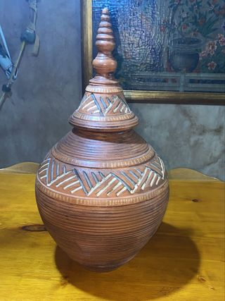 Jarrón de terracota con tapa