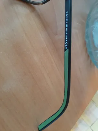 Montura de gafas marron y verde