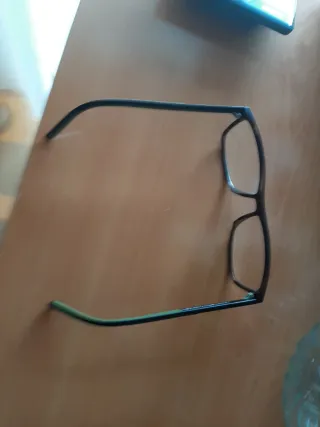 Montura de gafas marron y verde