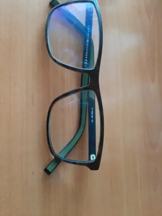 Montura de gafas marron y verde