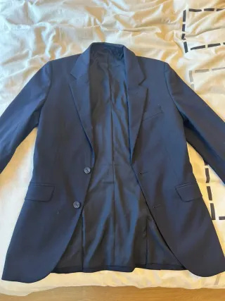 Es de Mango Teen, así que es una S pequeña.