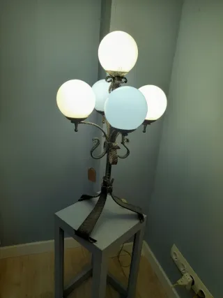 Lámpara de mesa Modernista en hierro Forjado