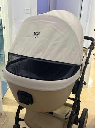 Carro de bebé de lujo color beige