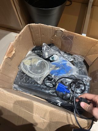 Tastiera e cavi di connessione per ufficio