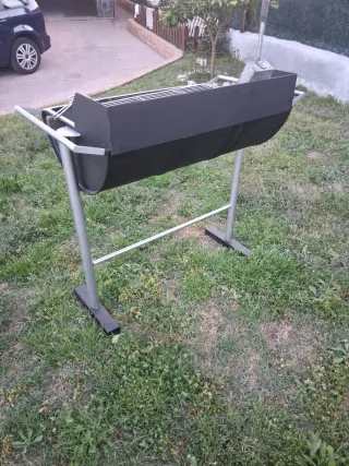Barbacoa metálica negra y plateada