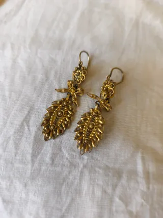Pendientes dorados antiguos