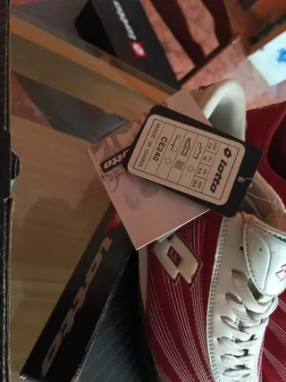 Lote de Botas de fútbol Lotto Talla 40 y camiseta