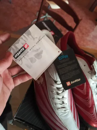 Lote de Botas de fútbol Lotto Talla 40 y camiseta