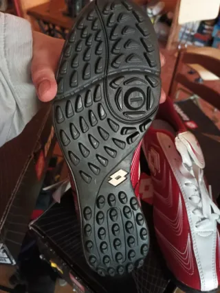 Lote de Botas de fútbol Lotto Talla 40 y camiseta