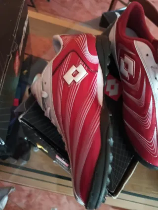 Lote de Botas de fútbol Lotto Talla 40 y camiseta