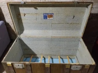 Baúl antiguo Carrascal madera y metal