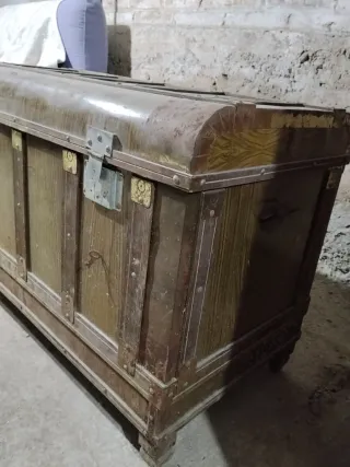 Baúl antiguo Carrascal madera y metal