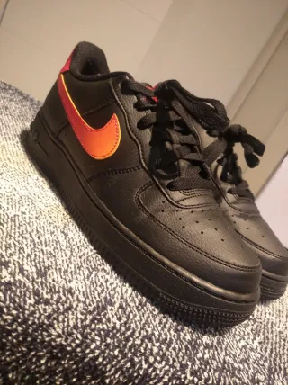 Nike Air Force 1 Negras con detalles Rojos