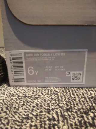 Nike Air Force 1 Negras con detalles Rojos