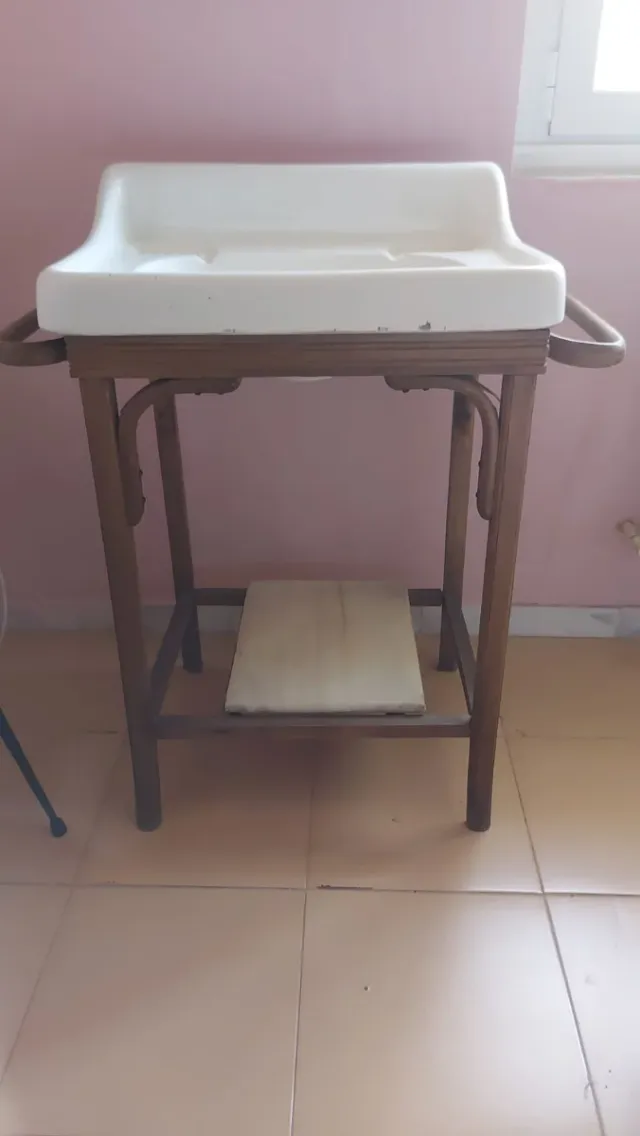 Lavabo antiguo con mueble de madera