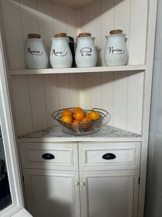 Alacena esquinera blanca
