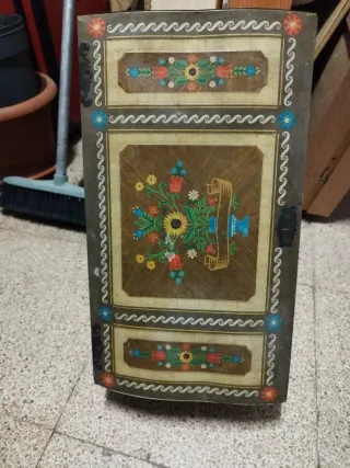 Caja antigua decorada