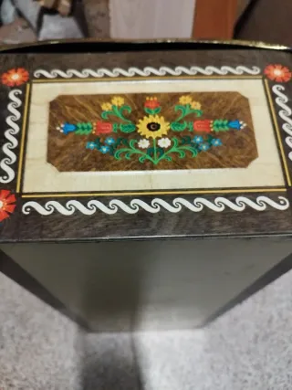 Caja antigua decorada
