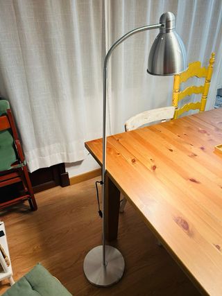 Lámpara de pie gris Ikea