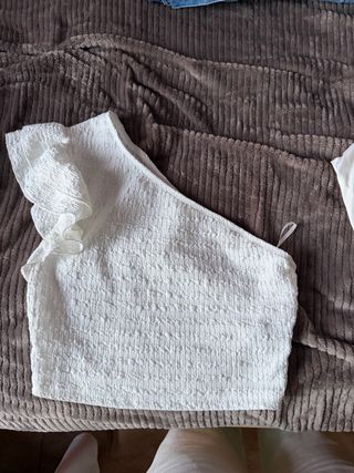 Top blanco asimétrico con volantes