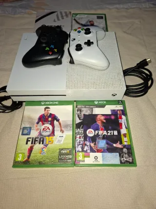 Xbox One Blanca con 2 mandos y juegos FIFA