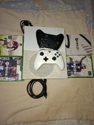 Xbox One Blanca con 2 mandos y juegos FIFA