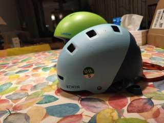 Bicicleta blanca con casco