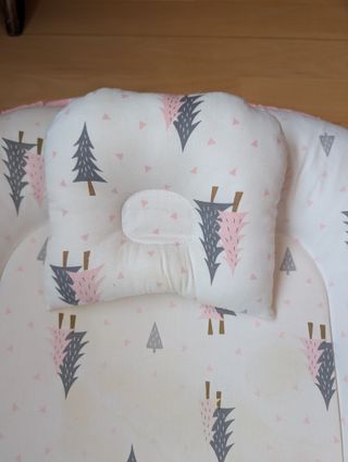 Cuna nido para bebé con estampado de árboles