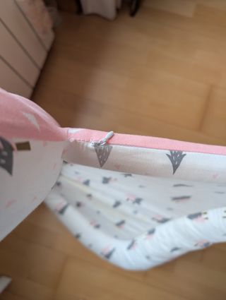 Cuna nido para bebé con estampado de árboles