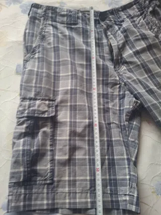 Bermudas multibolsillos azul marino y blanco