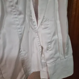 Camisa blanca formal.