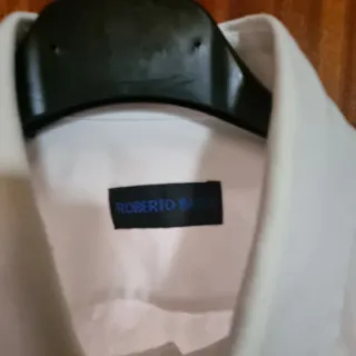 Camisa blanca formal.