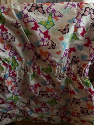 Chaqueta impermeable con mariposas