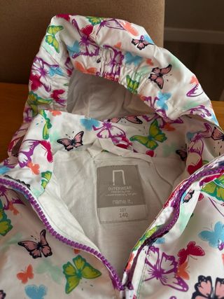 Chaqueta impermeable con mariposas