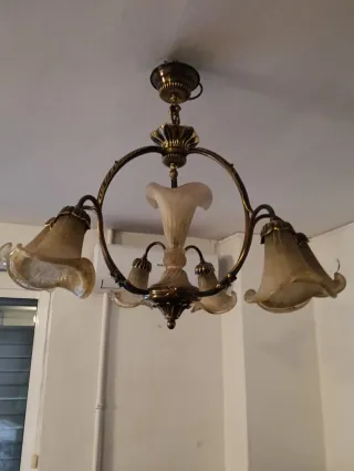 Lámpara de salón dorada y transparente